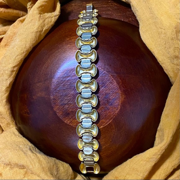 Vintage Gold Tone Link Bracelet. - Picture 2 of 8